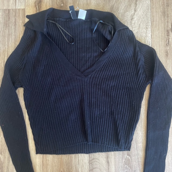 H&M Tops - crop shirt